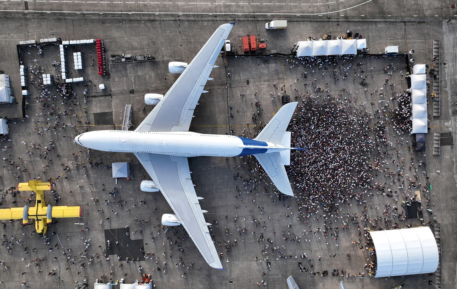 Foto: grupo de amigos viajando, momento espontáneo